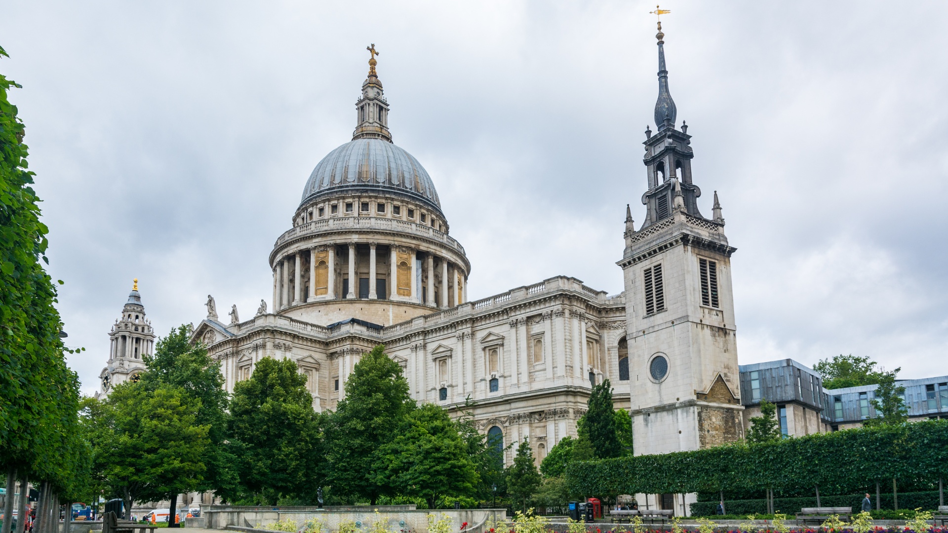 St Paul's Cathedral dome, a classic graduation photography location in London